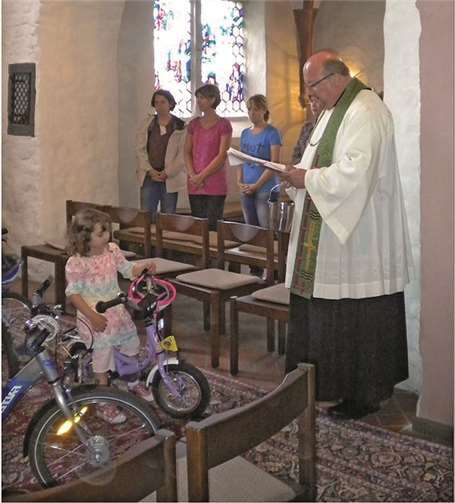 Die Kinder hatten ihre Fahrräder mitgebracht, die Pastor Rams im Rahmen des Gottesdienstes segnete.