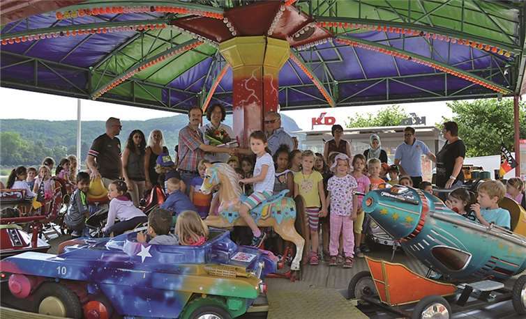 Die Kinder hatten ihre helle Freude, auf den Pferden, Raketen und "Mondautos" auf dem Karussell zu reisen. AB