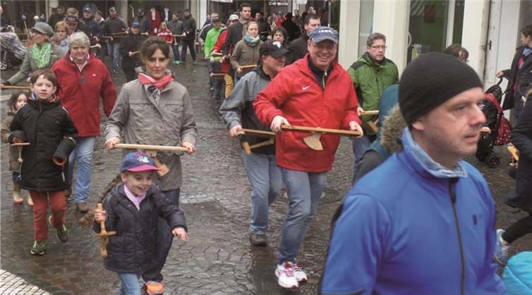 Klappern, wenn die Glocken schweigen Die Kinder hatten ihren Spaß beim Klappern - die Erwachsenen ebenso.
