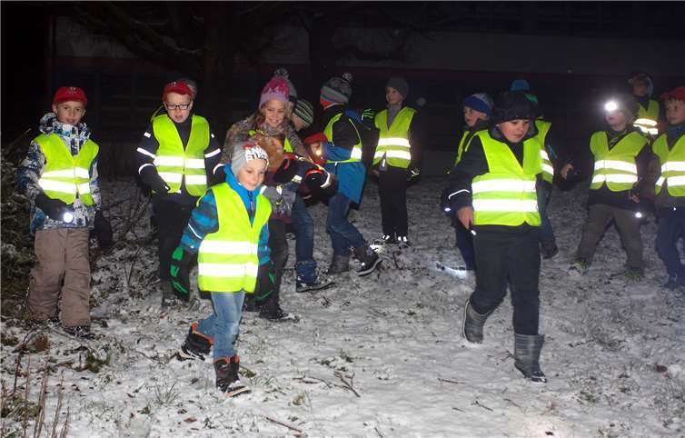 Die Kinder hatten ihren Spaß in der verschneiten Landschaft.