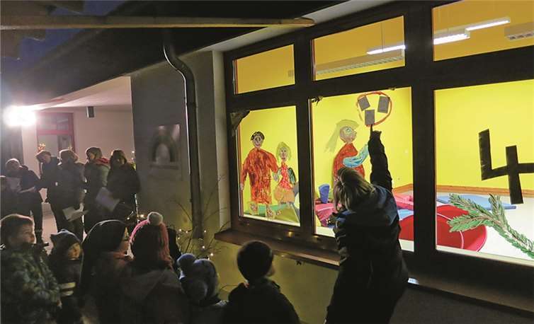 Die Kinder hatten im Vorfeld mit den Erzieherinnen ein Fensterbild mit den einzelnen Stationen aus dem Leben der Heiligen Barbara gemalt. privat