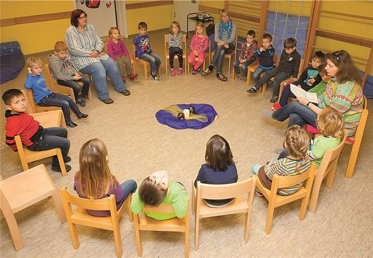 Die Kinder hatten mit ihren Erzieherinnen einen Stuhlkreis gebildet. privat