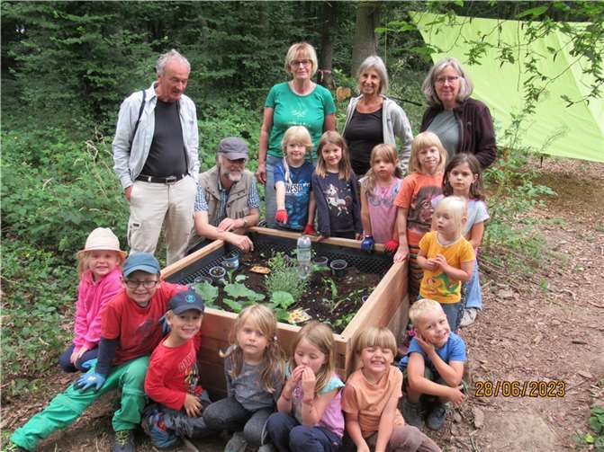 Die Kinder hatten sehr viel Spaß beim Bepflanzen des Hochbeetes. Foto: Naturschutzgemeinschaft Vinxtbachtal