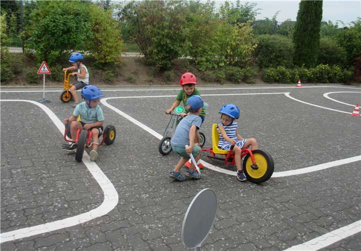 Die Kinder hatten sichtlich Freude an der „neuen Straße“. Foto: privat