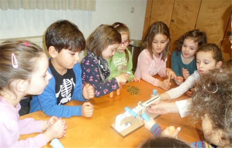 Die Kinder hatten sichtlich Freude daran, bei den Münzen selbst Hand anzulegen. privat