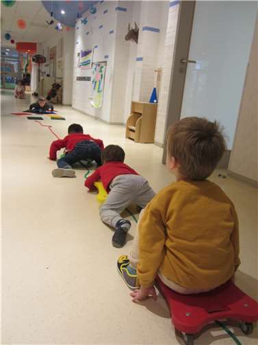 Die Kinder hatten viel Freude beim Rollbrettführerschein.  Foto: Kita Krümelkiste