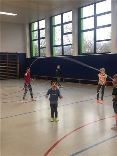 Die Kinder hatten viel Freude beim Seilspringprojekt.