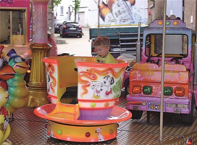 Die Kinder hatten viel Spaß auf dem Karussell.