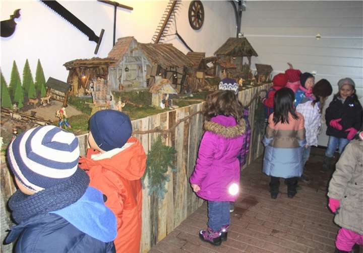 Die Kinder hatten viel Spaß bei dem begutachten der Krippen in Bölingen. privat