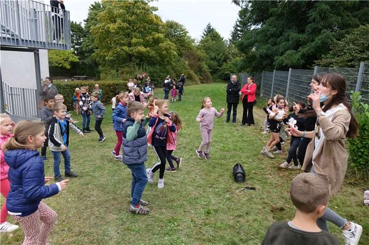 Kinder, Eltern und Lehrer-innen hatten ihre helle Freude beim Gartenfest Die Kinder hatten viel Spaß bei den Spielen.