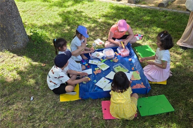 Die Kinder hatten viel Spaß bei den einzelnen Mitmachangeboten, wie z. B. bei der Knetlandschaft.