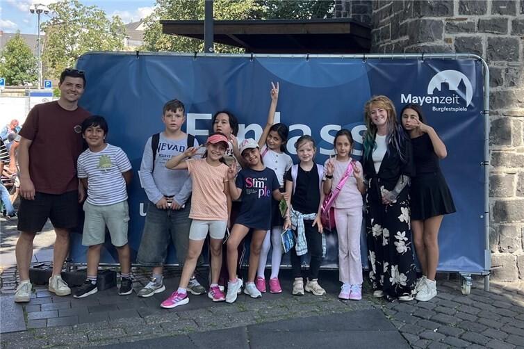 Die Kinder hatten viel Spaß bei ihrem Ausflug ins echte Theater. Begleitet wurden sie von den Caritas-Mitarbeitenden Simon Schmitten (l.) und Christina Piel (2. v. r.).