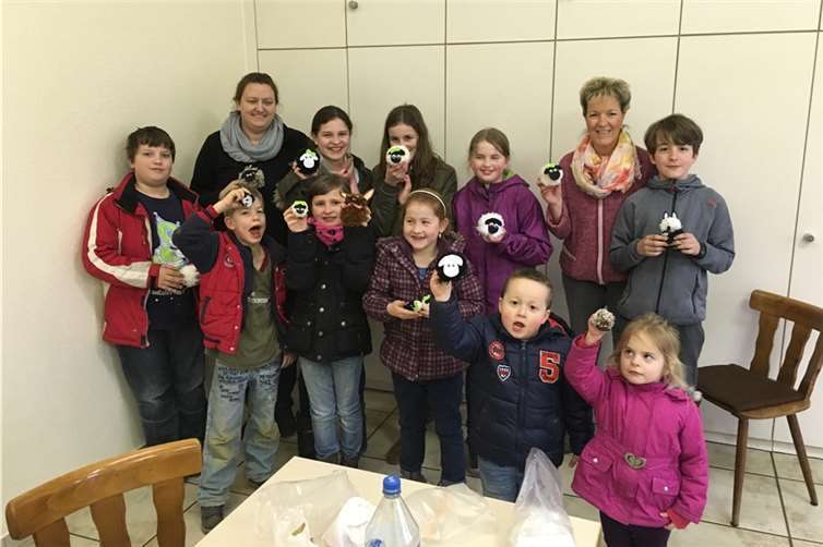 Die Kinder hatten viel Spaß beim Basteln ihrer Schaffe. privat