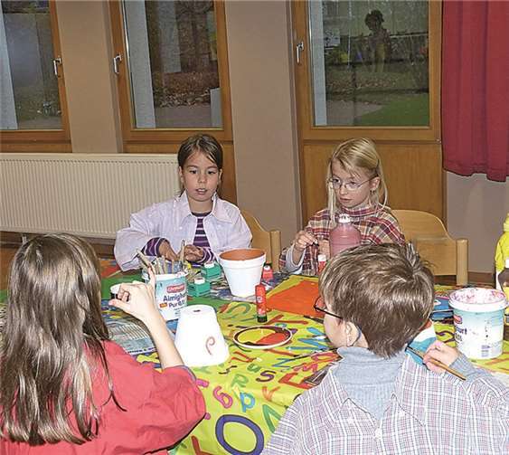 Die Kinder hatten viel Spaß beim Bemalen der Tontöpfe.