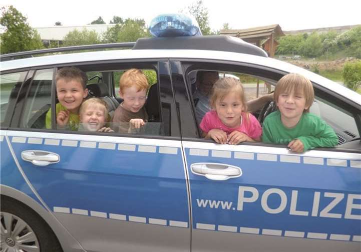 Die Kinder hatten viel Spaß beim Erkunden eines Polizeiautos.privat