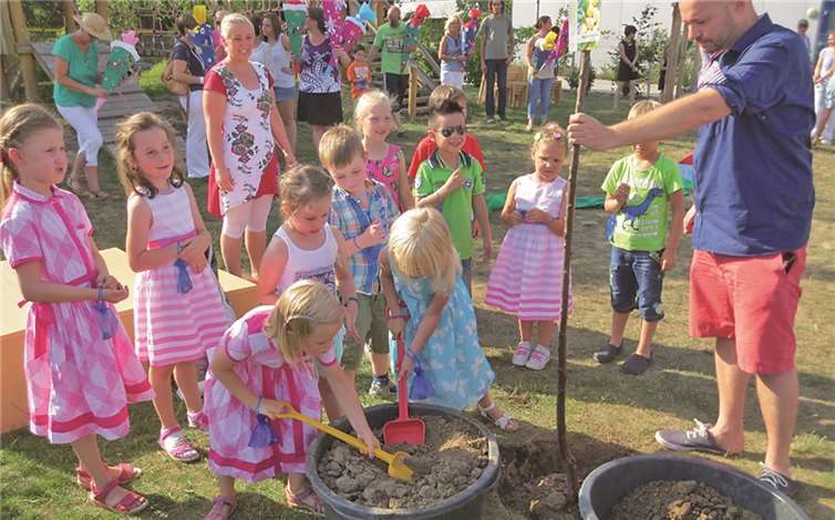 Die Kinder hatten viel Spaß beim Pflanzen des Mirabellenbaumes.privat
