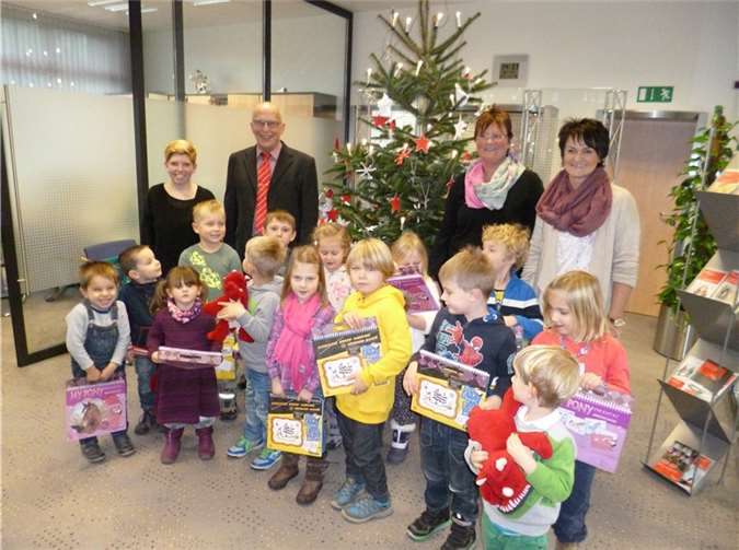 Am Weihnachtsbaume die Lichter brennen Die Kinder hatten viel Spaß beim Schmücken des Weihnachtsbaumes und freuten sich ebenso über die kleinen Geschenke.Privat