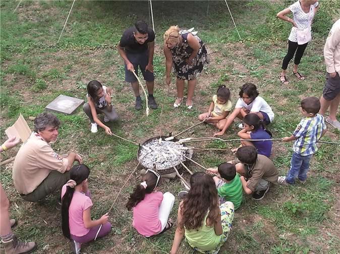 Die Kinder hatten viel Spaß beim gemeinsamen Stockbrot grillen. privat