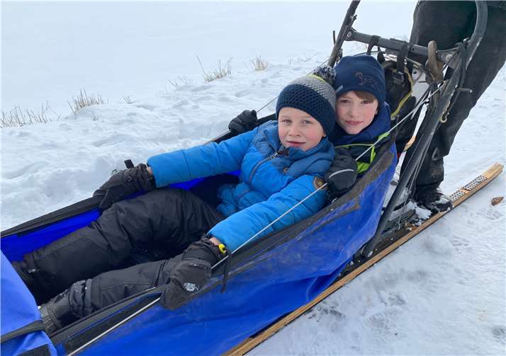 Die Kinder hatten viel Spaßbei der Fahrt mit dem Hundeschlitten.