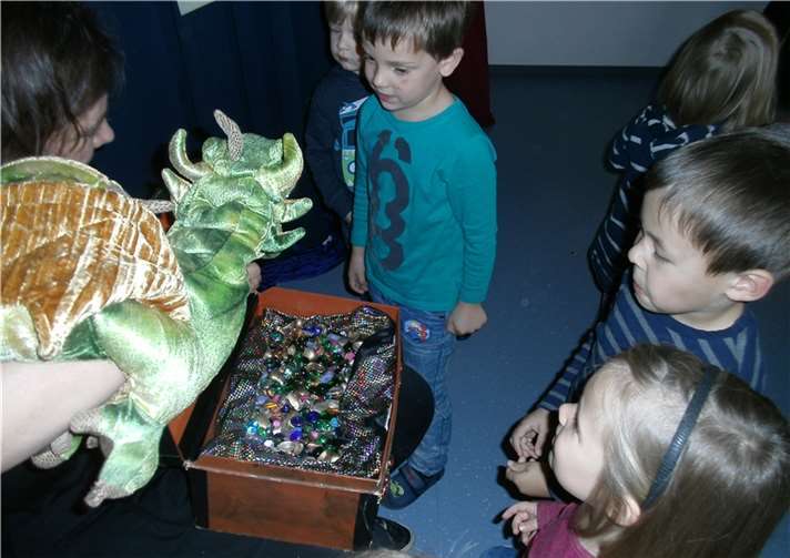 Die Kinder hatten viel Vergnügen beim Besuch des kleinen Drachen im Kindergarten. privat