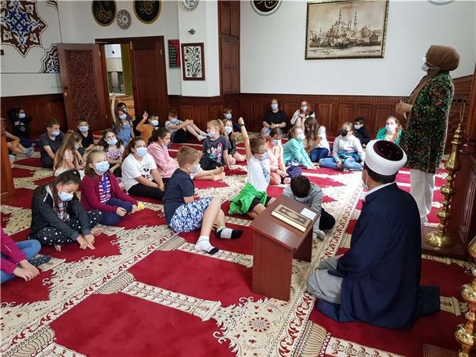 Die Kinder hatten viele Fragen, die vom Hodscha geduldig beantwortet wurden.  Fotos: Grundschule Bodelschwingh