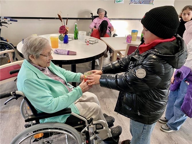 Die Kinder hatten zahlreiche bunte Lichter vorbereitet, die sie persönlich verteilten.