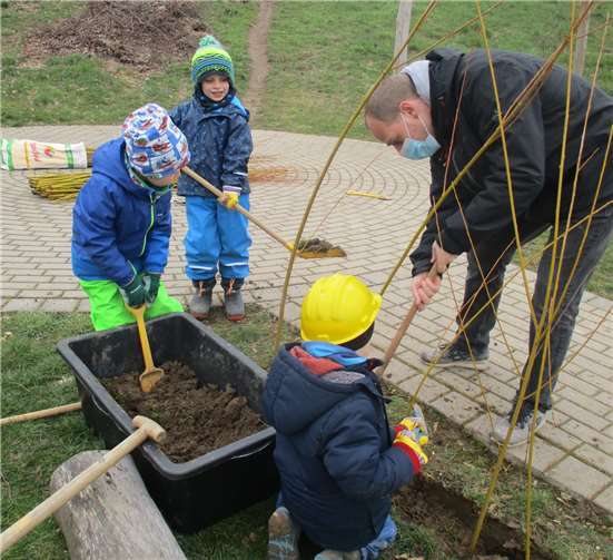 Die Kinder helfen tatkräftig mit. Foto: privat