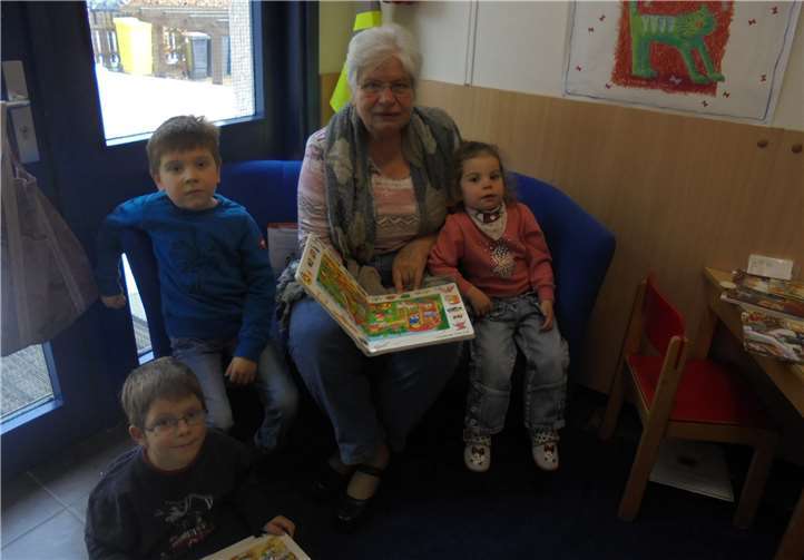 Die Kinder hören Helga Verhoeven gerne zu. privat