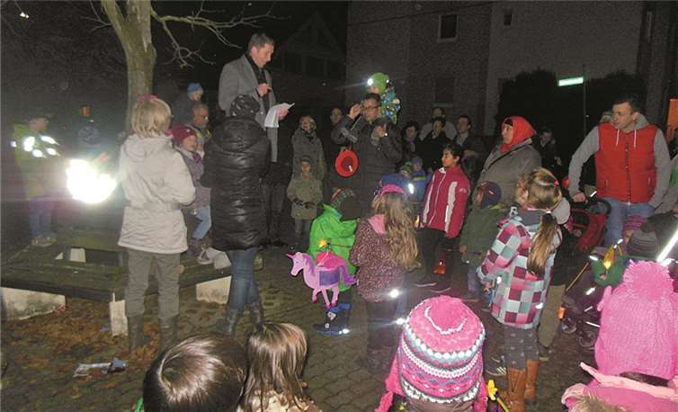 Die Kinder hören die Geschichte vom kleinen Stern und dem Mond. privat