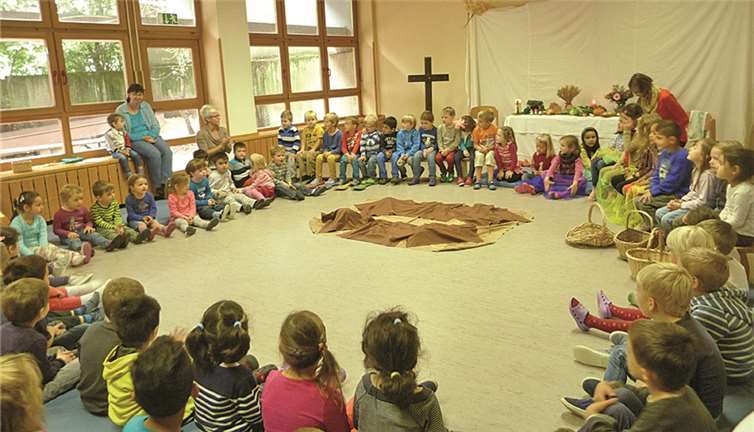 Die Kinder hörten aufmerksam zu und machten am Schuss begeistert mit. privat