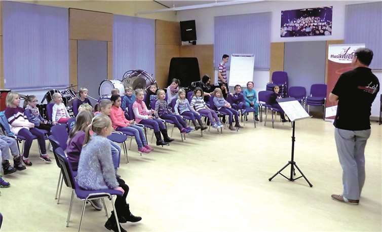 Die Kinder hörten der Musik gespannt zu. privat