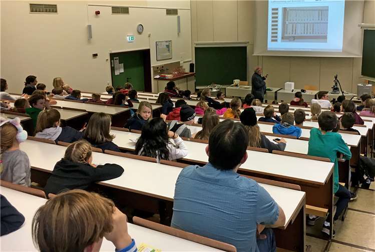 Die Kinder hörten der Vorlesung gespannt zu.Foto: Tina Klersy