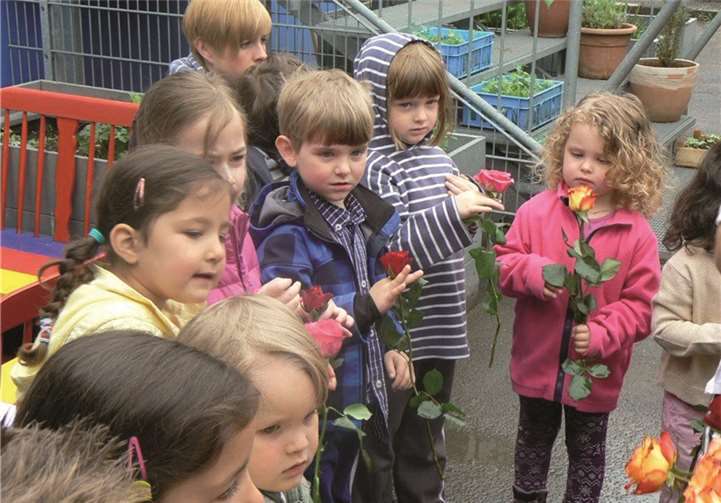 Die Kinder ihren Eltern jeweils eine Rose.Privat