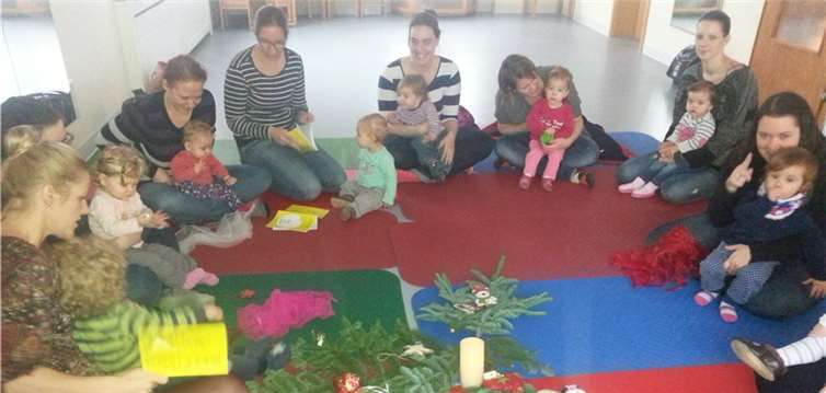 Die Kinder im Alter von fünf Monaten bis circa zwei Jahren können in den unterschiedlichen Gruppen erste Erfahrungen mit Gleichaltrigen machen, die Eltern erfahren Unterstützung und Begleitung, knüpfen Kontakte mit anderen Erwachsenen in der gleichen Lebenssituation und tauschen sich über Themen des Familienalltags aus.FBS