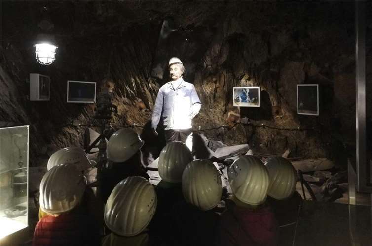 Die Kinder im Deutschen Schieferbergwerk.Foto: privat