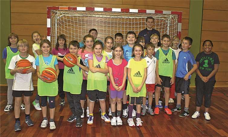 Die Kinder im vierten Schuljahr bekamen einige tolle Tipps von Thomas Schmitt, um ihren Fähigkeiten am Ball den letzten Schliff zu verpassen.privat