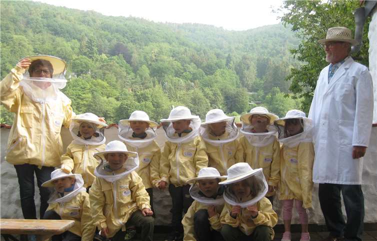 Die Kinder in den Schutzanzügen.Fotos: privat