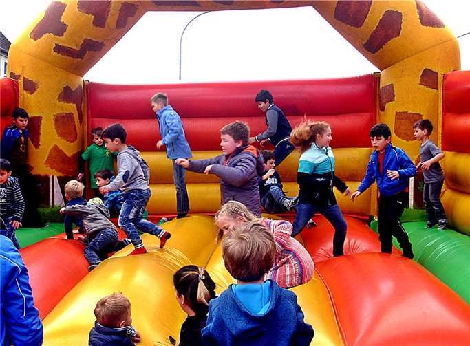 Die Kinder kamen auf der Hüpfburg auf ihre Kosten.