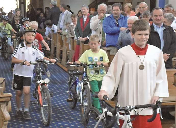 Die Kinder kamen mit ihren „Fahrzeugen“ zur Segnung.privat