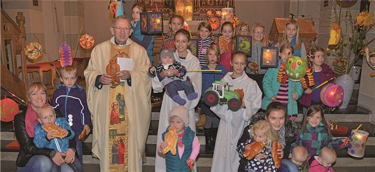 Die Kinder kamen mit ihren bunten Laternen in die Kirche. Zum Abschluss gab es einen Martinsweck von Pater Friede. privat