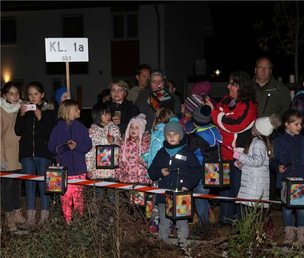 Die Kinder kamen mit selbst gebastelten Laternen. Foto: StF
