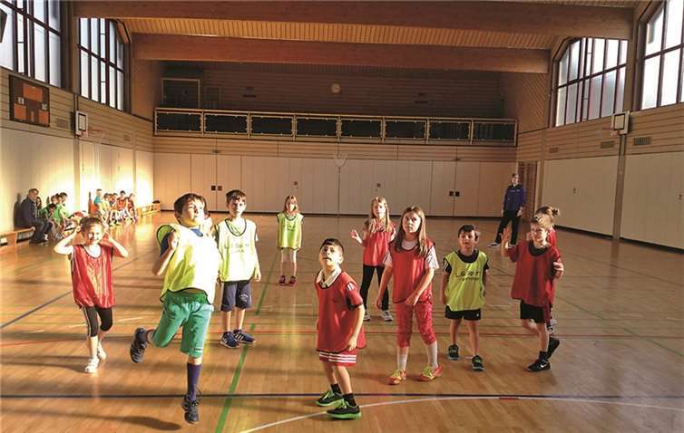 Die Kinder können sich beim Korbball mit tollen Bewegungs- und Ballspielen im Team sportlich betätigen. privat