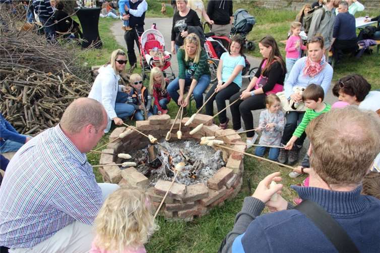Die Kinder können wieder ihr Stockbrot backen.