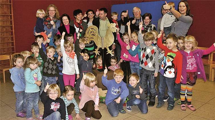 Die Kinder konnten den Wetterhahn ganz aus der Nähe betrachten. RÜ