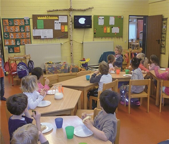 Die Kinder konnten die Sonnenfinsternis beim Frühstück per Livestream beobachten. privat