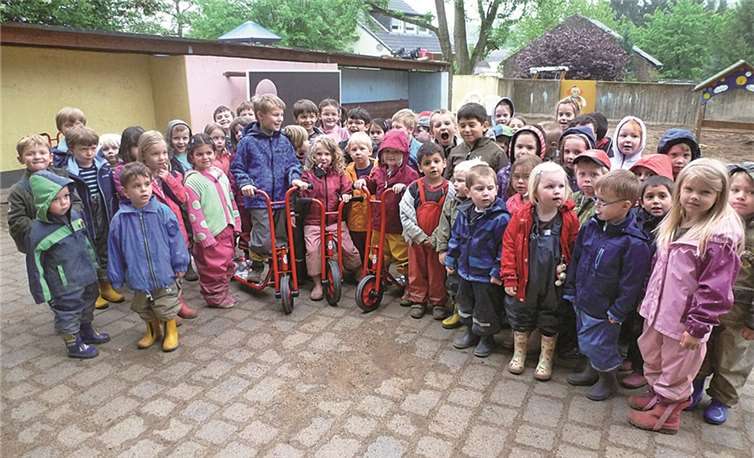 Die Kinder konnten die neuen Roller und ein Laufrädchen wieder stolz in Besitz nehmen. Privat