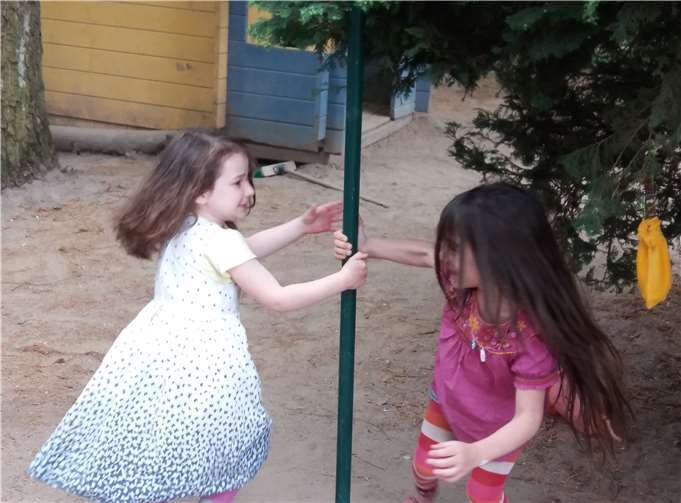 Die Kinder konnten draußen toben.