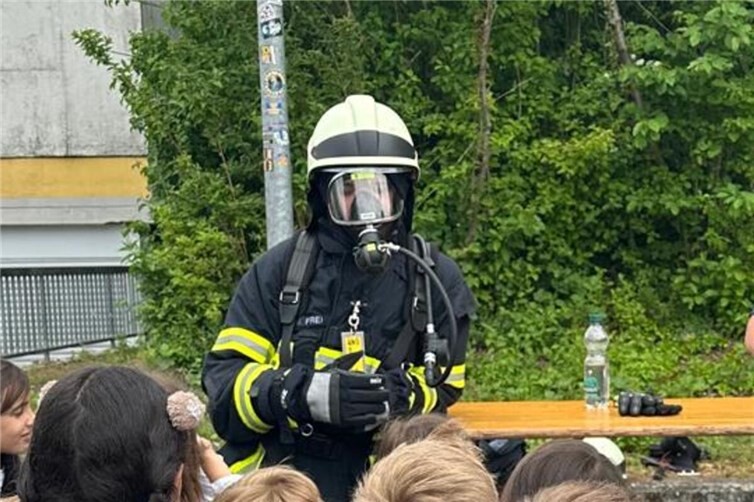 Die Kinder konnten einen Feuerwehrmann ganz aus der Nähe kennenlernen.