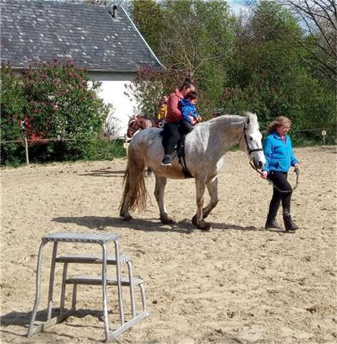 Die Kinder konnten erste Erfahrungen auf einem Pferd sammeln.  Foto: privat