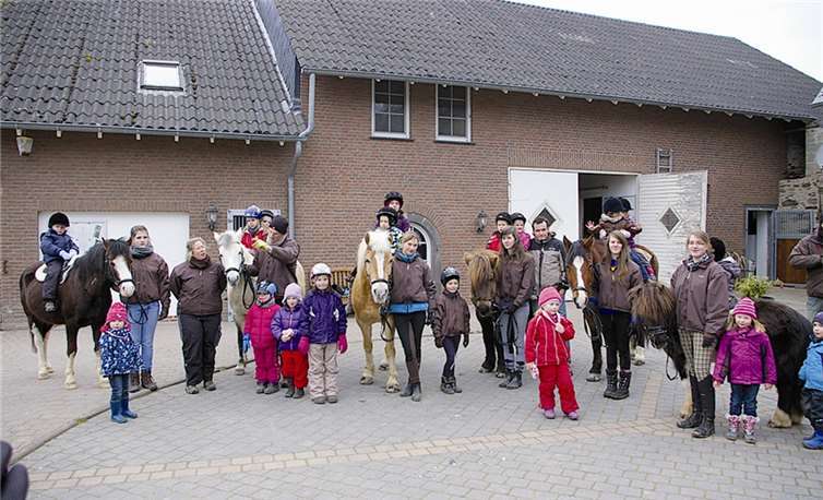Die Kinder konnten im Wechsel auf dem Rücken der Pferde Platz nehmen. Privat